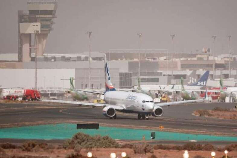 Un avión en la pista de aterrizaje del aeropuerto de Gran Canaria (Foto EFE / Ángel Medina G.)