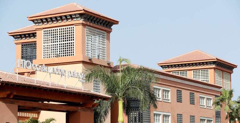 Vista general del hotel H10 Costa Adeje Palace (Tenerife) donde en torno a 700 personas se encuentran en cuarentena tras registrarse cuatro positivos por coronavirus en clientes allí alojados (Borja Suárez/Reuters)