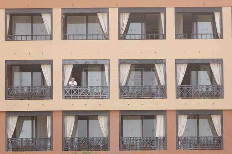 Imagen del hotel de Tenerife aislado tras detectarse el coronavirus (Foto EFE / Ramón de la Rocha)