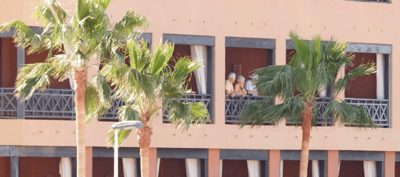 Huéspedes en el balcón del hotel afectado (EFE/Ramón de la Rocha)