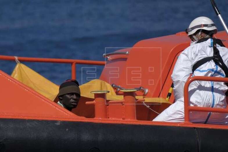 Imagen de archivo de un migrante rescatado por Salvamento Marítimo en Canarias (EFE / Ángel Medina G.)