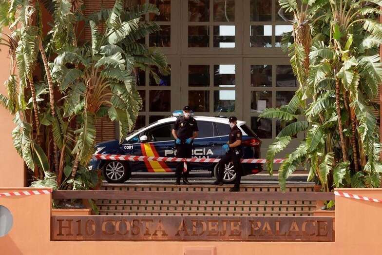 Agentes de la Policía Nacional en la puerta del hotel de Adeje (Foto TdC)