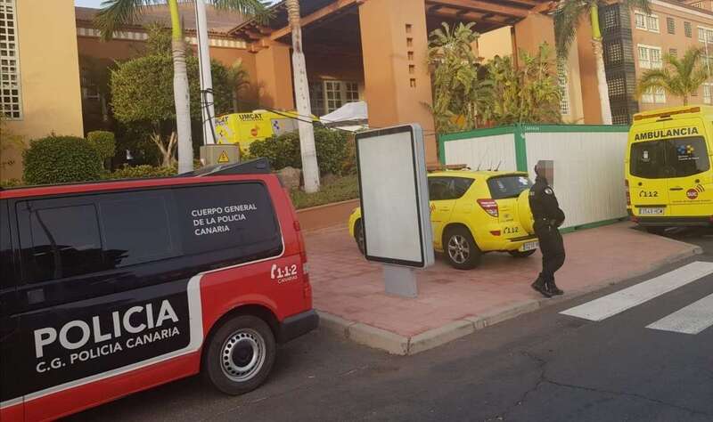 Ambulancias y efectivos policiales en el hotel de Adeje, en el sur de Tenerife (Foto TA)