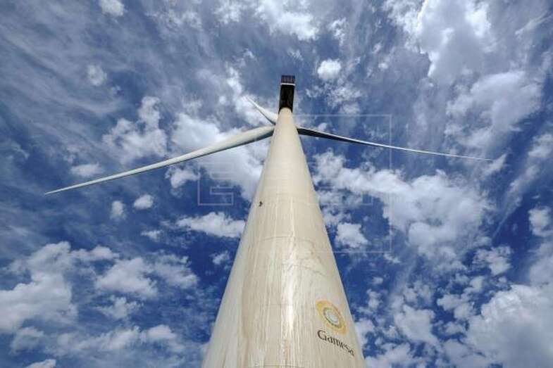 Imagen de archivo de un aerogenerador marino de 5 Mw de potencia instalado en Gran Canaria (Foto EFE / Ángel Medina G.)