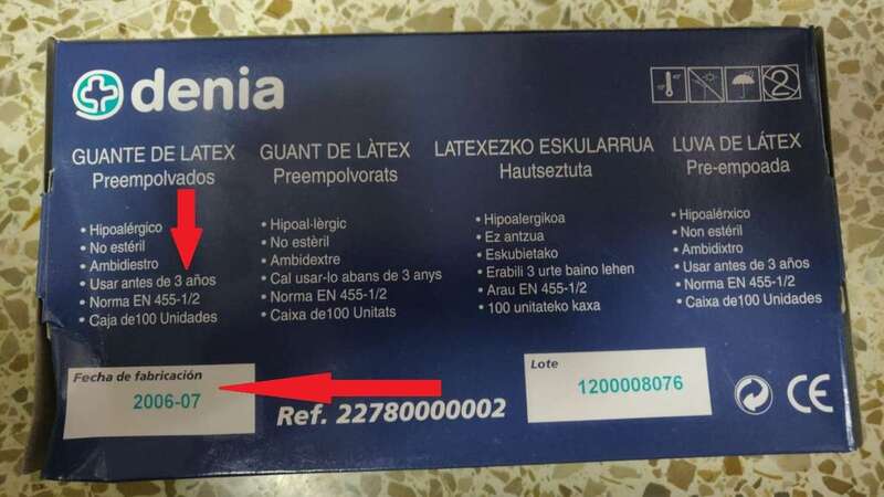 Imagen de una caja de guantes caducados (Foto AUGC)