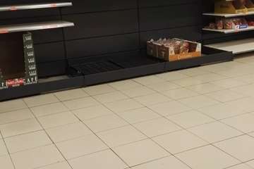 Supermercado de la costa de Telde a primera hora de esta tarde con estanterías vacías (Foto TA)