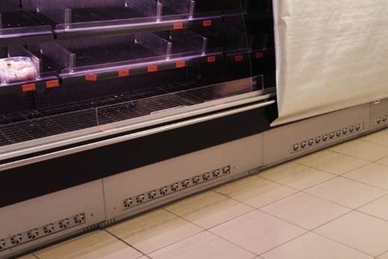 Supermercado de la costa de Telde a primera hora de esta tarde con estanterías vacías (Foto TA)