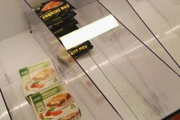 Supermercado de la costa de Telde a primera hora de esta tarde con estanterías vacías (Foto TA)