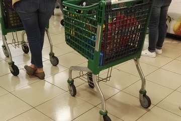 Supermercado de la costa de Telde a primera hora de esta tarde con estanterías vacías (Foto TA)