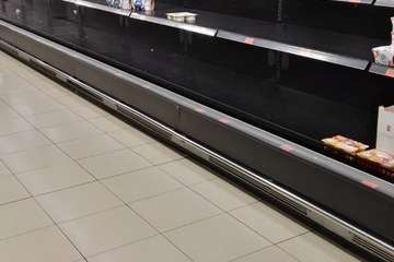 Supermercado de la costa de Telde a primera hora de esta tarde con estanterías vacías (Foto TA)