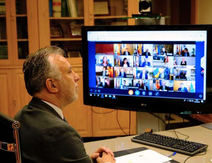 El presidente del Gobierno de Canarias, Ángel Víctor Torres, durante la videoconferencia con Sánchez y presidentes autonómicos (Foto TA)