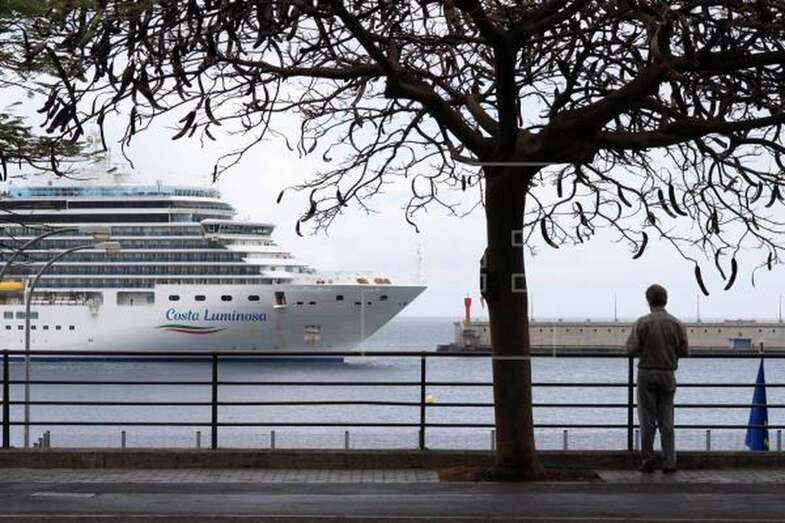 El Crucero Costa Luminosa a su llegada al puerto de Santa Cruz (Foto EFE)