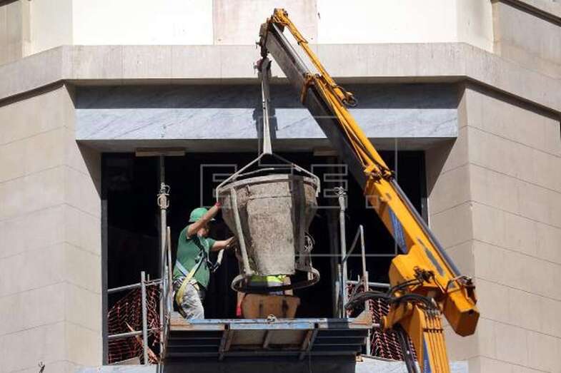 Imagen de archivo de unos trabajadores de la construcción en Santa Cruz de Tenerife (Foto EFE / Cristóbal García)