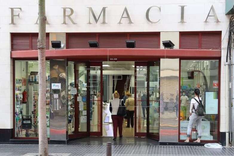 Varias personas acuden a una farmacia de Las Palmas de Gran Canaria (Foto EFE / Elvira Urquijo A.)
