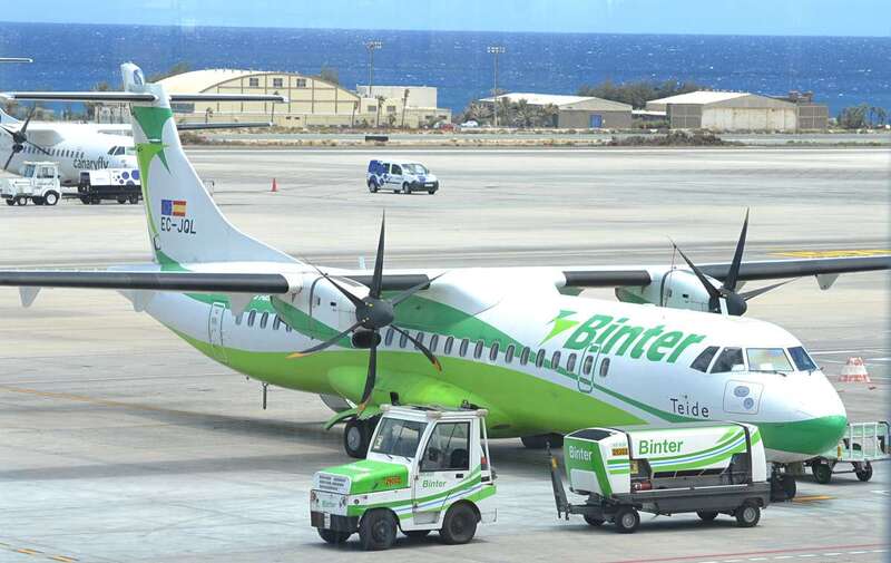 Un ATR-72 de la compañía Binter, en el Aeropuerto de Gran Canaria (Foto Antonio Rico)