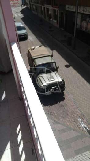 Una unidad militar en la calle de Poeta Fernando González, en Telde, este miércoles (Foto TA)