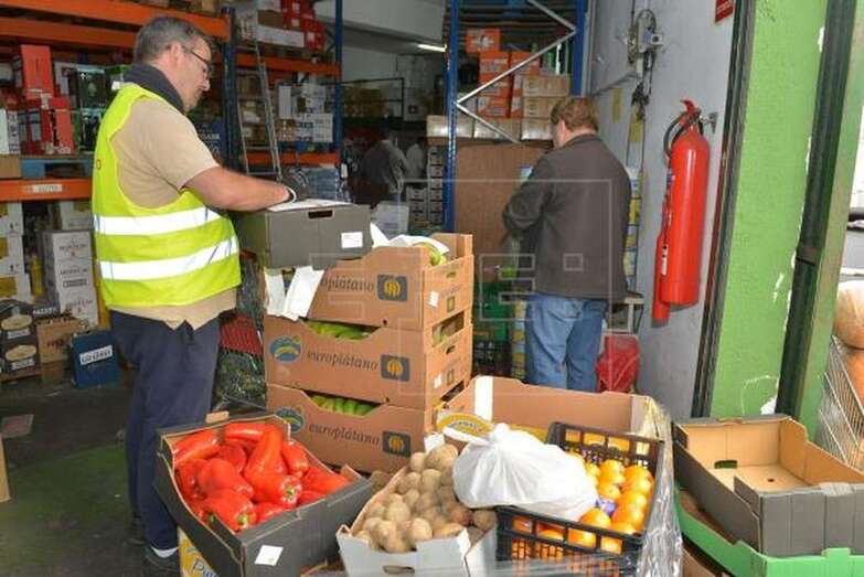 El supermercado Terencio de El Hierro prepara este jueves lotes de alimentación que se repartirán a las familia más desfavorecidas (Foto EFE / Gelmert Finol)