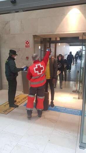 Control de temperatura a los pasajeros (Foto TA)