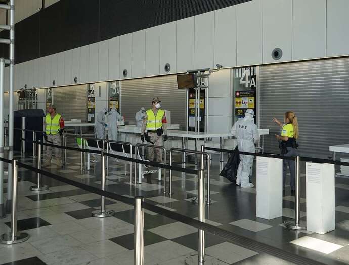 Los militares de la UME actuando en el Aeropuerto de Gran Canaria en la jornada de este viernes (Foto Acfi Press)