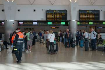 La UME desinfecta el Aeropuerto de Gran Canaria con lejía al 18% (Foto Acfi Press)