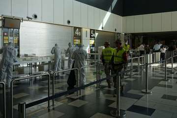 La UME desinfecta el Aeropuerto de Gran Canaria con lejía al 18% (Foto Acfi Press)