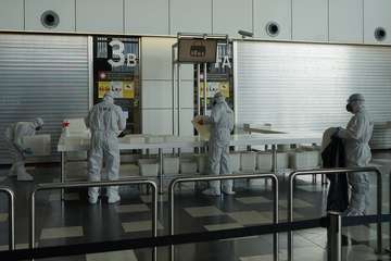 La UME desinfecta el Aeropuerto de Gran Canaria con lejía al 18% (Foto Acfi Press)