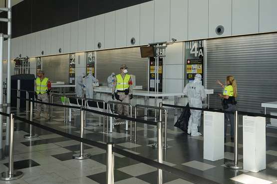 La UME desinfecta el Aeropuerto de Gran Canaria con lejía al 18% (Foto Acfi Press)