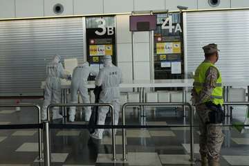 La UME desinfecta el Aeropuerto de Gran Canaria con lejía al 18% (Foto Acfi Press)