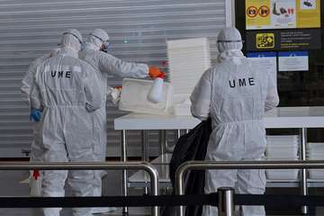 La UME desinfecta el Aeropuerto de Gran Canaria con lejía al 18% (Foto Acfi Press)