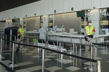 La UME desinfecta el Aeropuerto de Gran Canaria con lejía al 18% (Foto Acfi Press)