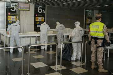 La UME desinfecta el Aeropuerto de Gran Canaria con lejía al 18% (Foto Acfi Press)