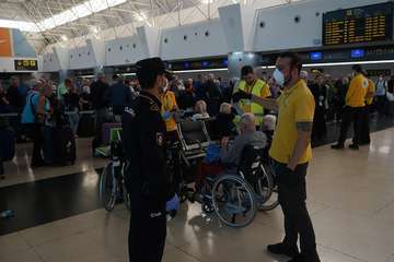 Policía Nacional y Ejército controlan los accesos al Aeropuerto de Gran Canaria (foto Acfi Press)