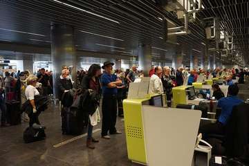 Policía Nacional y Ejército controlan los accesos al Aeropuerto de Gran Canaria (foto Acfi Press)