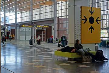Policía Nacional y Ejército controlan los accesos al Aeropuerto de Gran Canaria (foto Acfi Press)