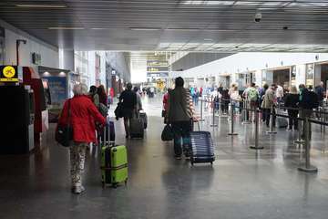 Policía Nacional y Ejército controlan los accesos al Aeropuerto de Gran Canaria (foto Acfi Press)