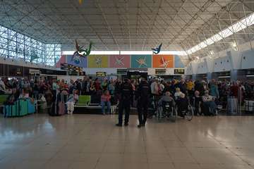 Policía Nacional y Ejército controlan los accesos al Aeropuerto de Gran Canaria (foto Acfi Press)