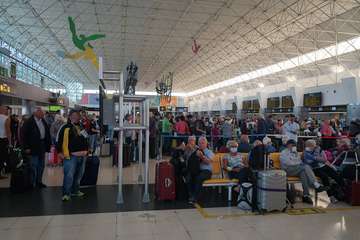 Policía Nacional y Ejército controlan los accesos al Aeropuerto de Gran Canaria (foto Acfi Press)