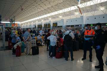 Policía Nacional y Ejército controlan los accesos al Aeropuerto de Gran Canaria (foto Acfi Press)
