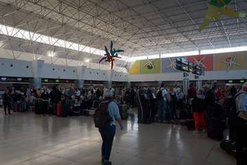 Policía Nacional y Ejército controlan los accesos al Aeropuerto de Gran Canaria (foto Acfi Press)