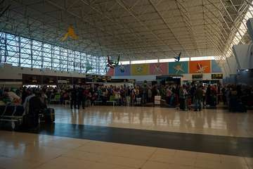 Policía Nacional y Ejército controlan los accesos al Aeropuerto de Gran Canaria (foto Acfi Press)