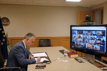 Torres durante la videoconferencia de presidentes autonómicos con Pedro Sánchez y durante la rueda que ofreció después (Foto Acfi Press)
