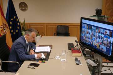 Torres durante la videoconferencia de presidentes autonómicos con Pedro Sánchez y durante la rueda que ofreció después (Foto Acfi Press)