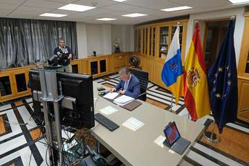 Torres durante la videoconferencia de presidentes autonómicos con Pedro Sánchez y durante la rueda que ofreció después (Foto Acfi Press)