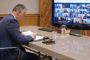 Torres durante la videoconferencia de presidentes autonómicos con Pedro Sánchez y durante la rueda que ofreció después (Foto Acfi Press)