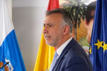 Torres durante la videoconferencia de presidentes autonómicos con Pedro Sánchez y durante la rueda que ofreció después (Foto Acfi Press)