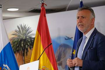 Torres durante la videoconferencia de presidentes autonómicos con Pedro Sánchez y durante la rueda que ofreció después (Foto Acfi Press)