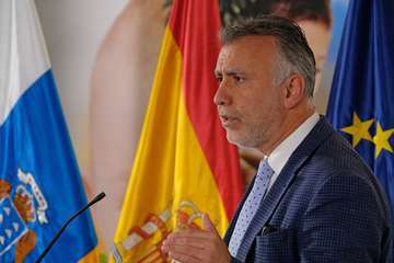 Torres durante la videoconferencia de presidentes autonómicos con Pedro Sánchez y durante la rueda que ofreció después (Foto Acfi Press)