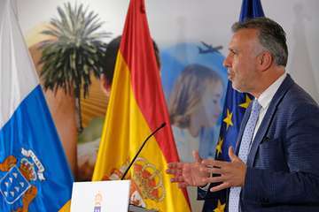 Torres durante la videoconferencia de presidentes autonómicos con Pedro Sánchez y durante la rueda que ofreció después (Foto Acfi Press)
