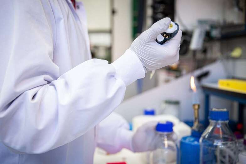 Pruebas analísticas en un laboratorio (Foto TA)