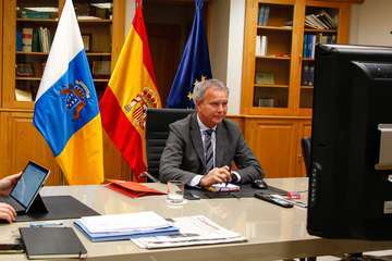 El consejero de Transportes, Sebastián Franquis, participó este martes en una videoconferencia con el ministro José Luis Ábalos (Foto Acfi Press)